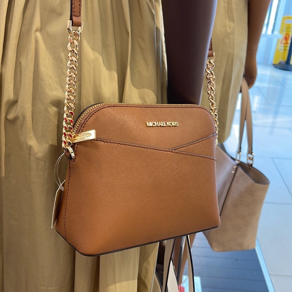 MICHAEL KORS
Jet Set Travel Medium Dome Crossbody Bag
Luggage
NWT - Picture 15 of 16